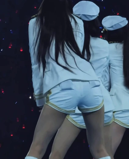 안유진 허벅지 마카오 소원말 제복 뒤태 매끈한 각선미