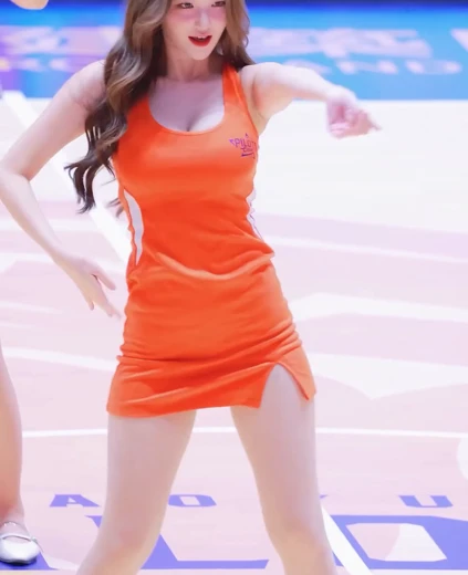 치어리더 김해리 골반 흔드는 주황 원피스 가슴골