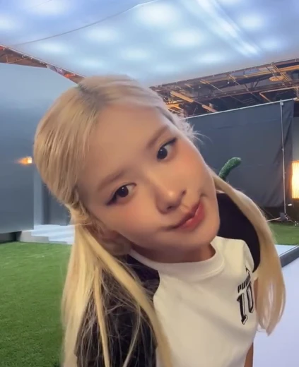블랙핑크 로제 허벅지 브라 비치는 흰 크롭티 배꼽 육상팬츠