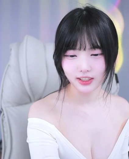 나무늘봉순 어깨 새하얀 오프숄더 의상 가슴골 노출