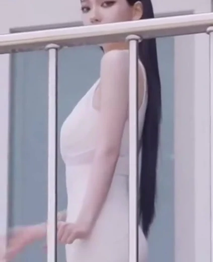 카리나 엉덩이 화이트 전신 바디슈트