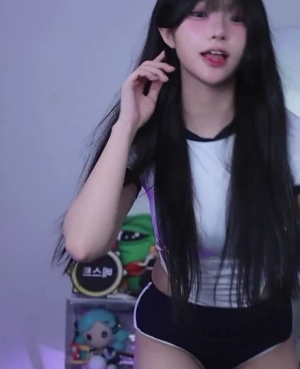 쟈닌 엉덩이 다 보여주는 살떨림 돌핀팬츠도 이정도면 속옷 아님