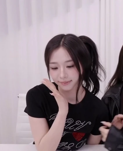 김채연 가슴 묵직한 검정 반팔티 테이블 위에 얹는 가슴