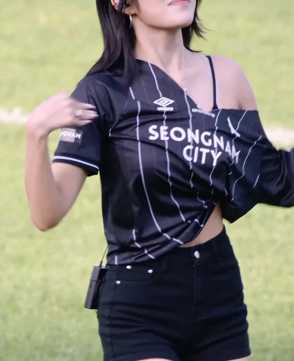 하이키 옐 허벅지 성남FC 유니폼 검정핫팬츠 묵직한 몸매