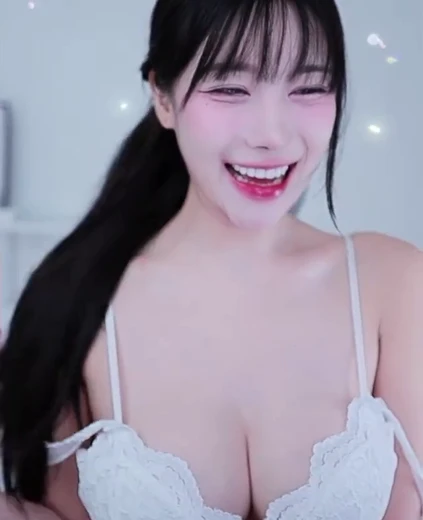 백만송 윗슴골 화이트 슬립 입은 가슴으로 보여주는 율동