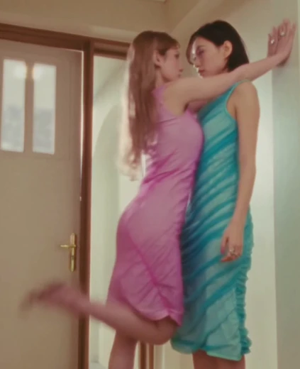 김도연 입술에 찐하게 키스하는 전소미 푹신한 가슴 박치기