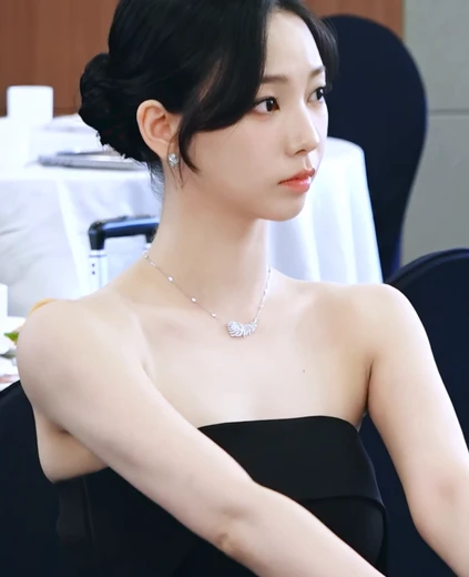 카리나 어깨 올림머리 검정 오프숄더 드레스 매끈한 겨드랑이 미모