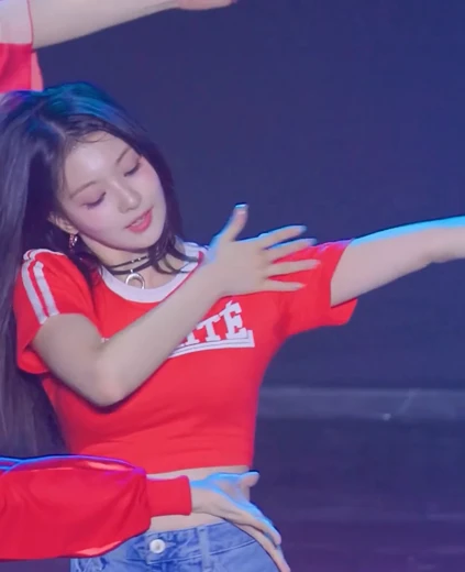 이나경 겨드랑이가 촉촉한 빨간 크롭티  허벅지 트임 청미니