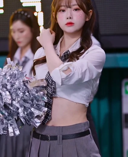 치어리더 김나연 복근 크롭 셔츠 응원대기