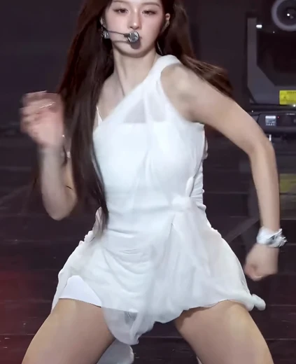 설윤 꿀벅지 순백색 여신 원피스 무릎 꿇고 쩍벌리는 안무 흰속 Y존