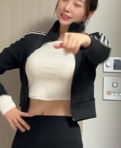 치어리더 김유나 가슴 봉긋 흰 크롭티