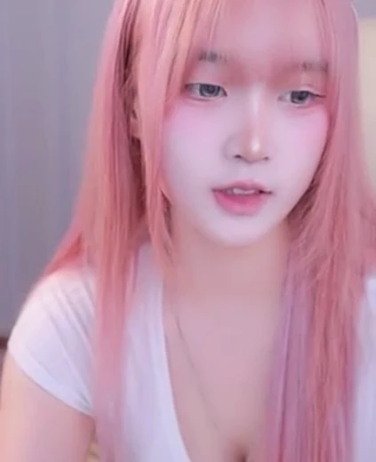 세림잉 가슴골 핑크색 생머리 목걸이가 거슬리는 흰티