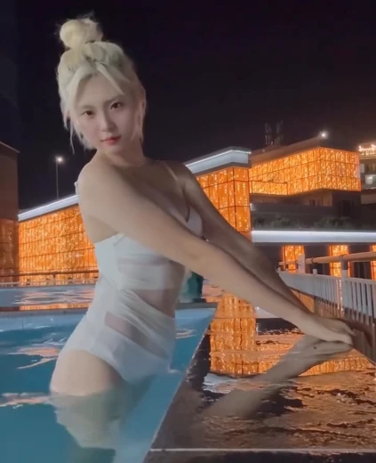 치어리더 안혜지 가슴골 야외 수영장 비키니 몸매