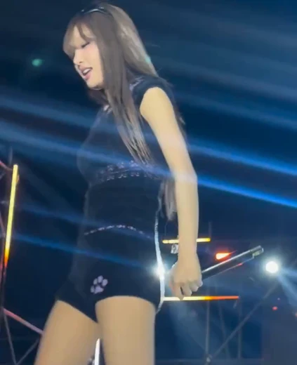 최예나 야드랑이 1열에서 보는 무대 끝에 앉아서 다리 꼬며 엉벅지 노출