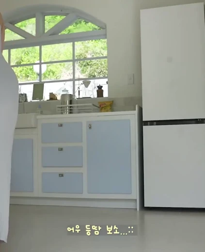 명아츄 가슴골 얇은 회색 미시룩 입고 집안일하는 몸매 ㅗㅜㅑ