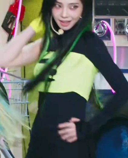 카리나 꿀벅지 레모네이드로 컴백한 형광색 튜브탑 검정핫팬츠