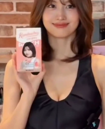 모모 가슴골 깊게 파인 블랙드레스 아찔한 노출