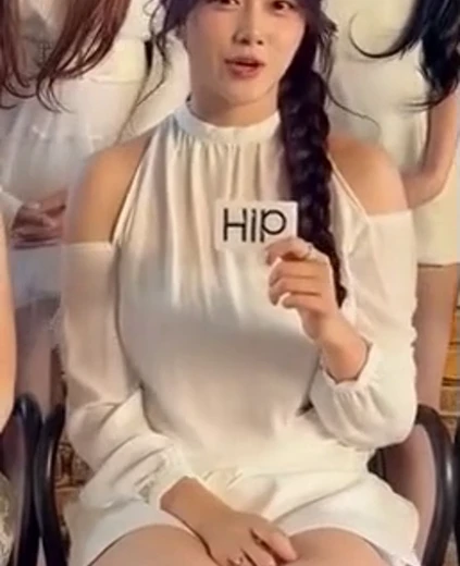 클라씨 원지민 허벅지 화이트 홀터넥 니삭스 의자에 눌린 허벅지 흰속