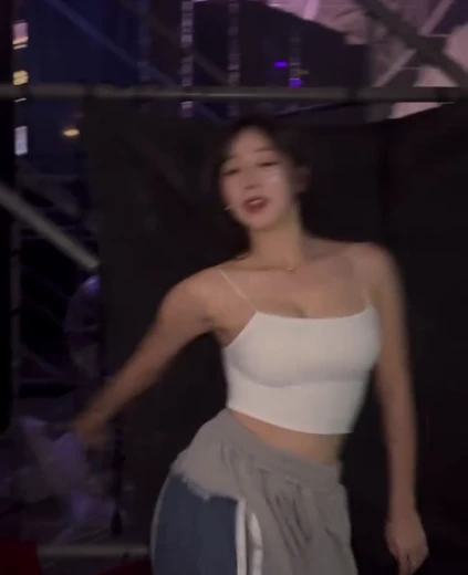 치어리더 안지현 가슴골 화이트 끈나시 회색 트레이닝복 바지 골반