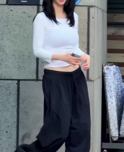 카리나 배꼽 퇴근길 검정 튜브탑 브라 비치는 흰 크롭티 묵직한 가슴