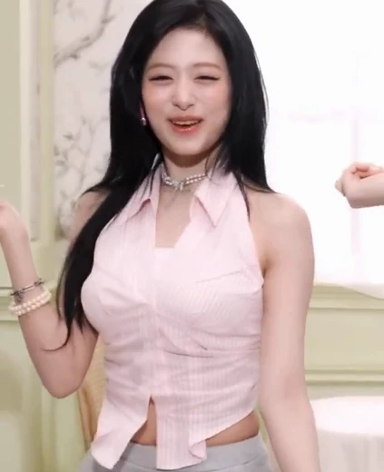 베이비몬스터 아현 배꼽 챌린지 찍는 크롭 니트 묵직한 가슴
