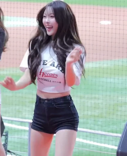 치어리더 송민교 꿀벅지 검정 핫팬츠 캐치캐치 봉긋 흰티