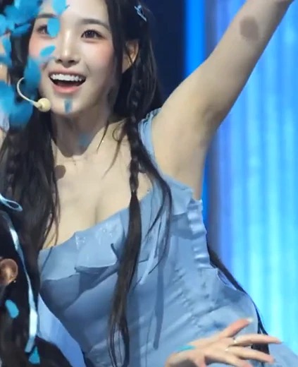 트리플에스 지연 가슴골 하늘색 프릴의상 겨드랑이 페로몬