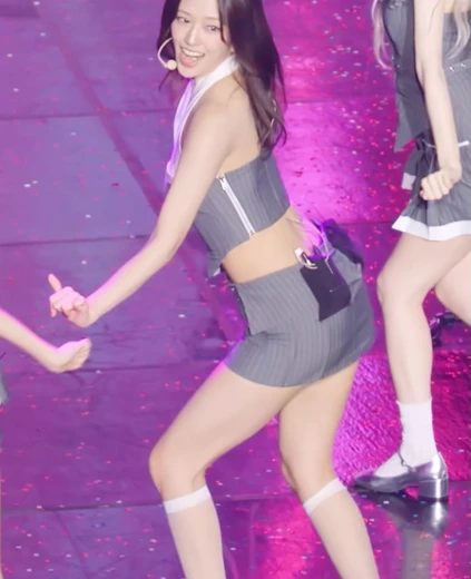 안유진 허벅지 회색 홀터넥 세로줄무늬 의상 시원하고 야한 몸선 레전드