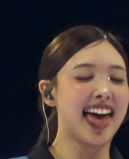 트와이스 나연 혓바닥을 내민 깨끗하고 야한 얼빡샷