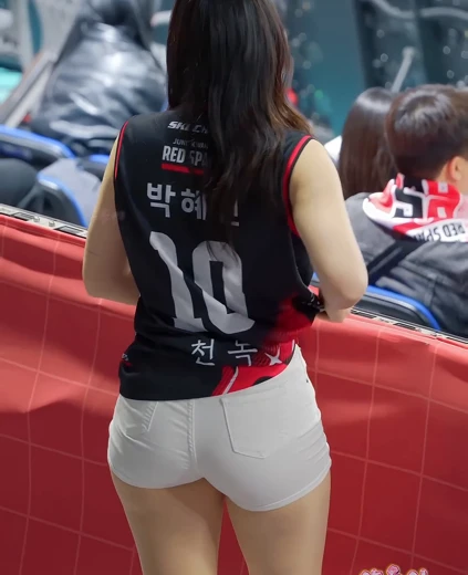 치어리더 하지원 엉덩이 뒤에서 본 흰 핫팬츠 터질듯한 허벅지