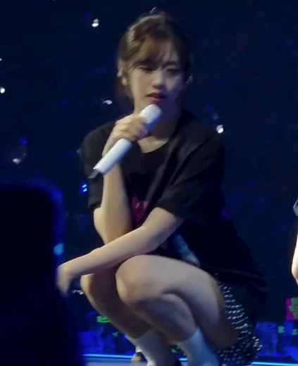 안유진 엉벅지 검정 땡땡이 주름치마 입고 쪼그려앉은 검속