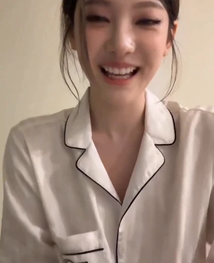 닝닝 입술 잠옷 입고 라이브 아래위로 흔드는 손동작