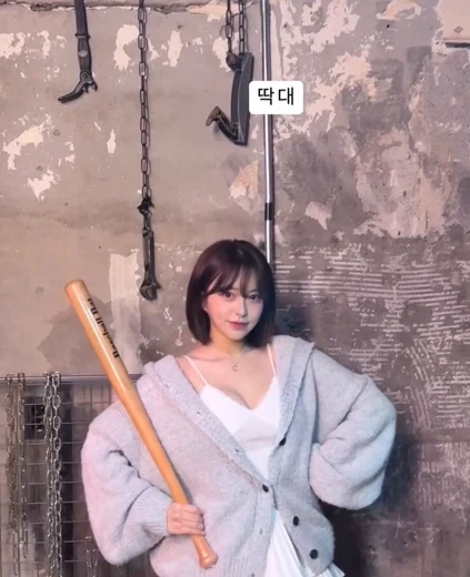 김빵귤 허벅지 빠따 들고 있는 흰 끈원피스 가슴골 몸매