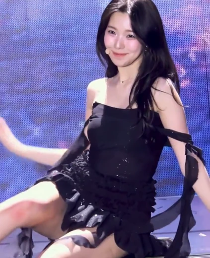 백지헌 엉벅지 검정색 프릴 의상 입고 옆으로 누은 요망한 윗슴골