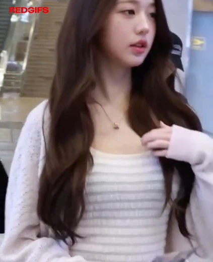 아이브 장원영 가슴 봉긋 출국하는 검정 브라 비치는 화이트 시스루티
