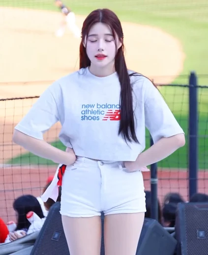 치어리더 이예빈 허벅지 크롭티 흰반바지 미모