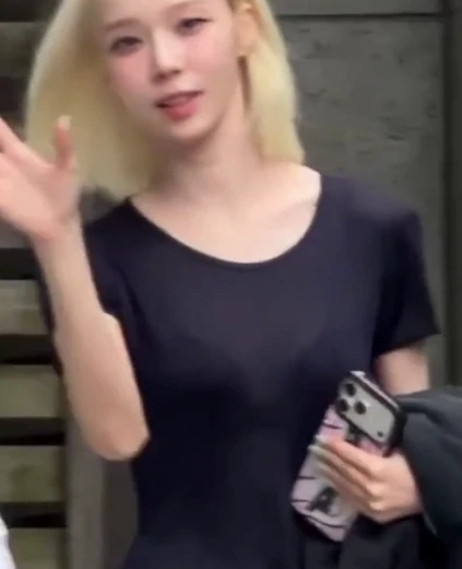 에스파 윈터 알가슴골 검정 브라가 적나라하게 다 비치는 남색 시스루티