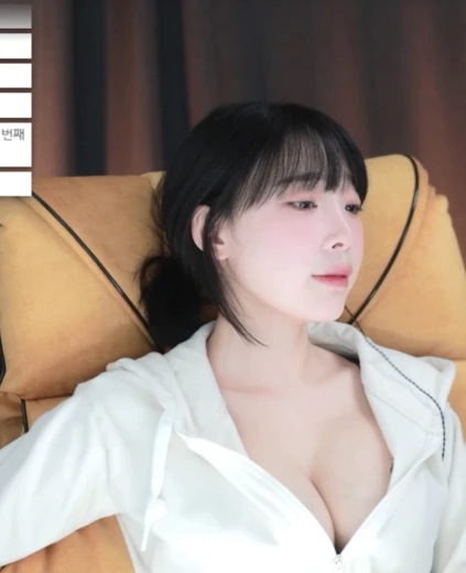 강인경 가슴골 후드 집업 내린 선명하게 보이는 핏줄