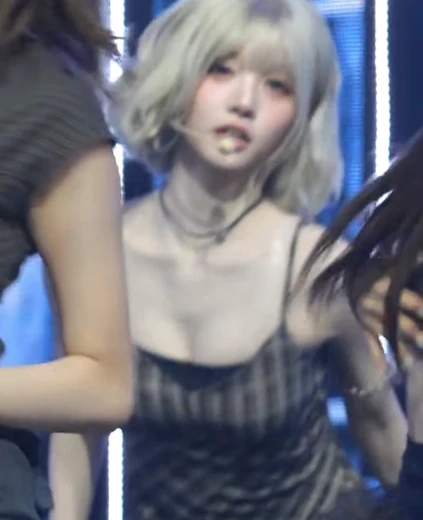 트리플에스 김채원 야드랑이 체크 끈나시 입고 앞으로 숙이는 몽실한 가슴골