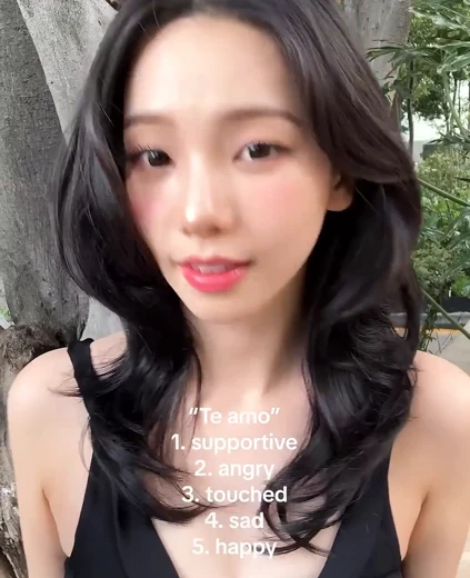 카리나 가슴골 검정 리본 민소매 팔짱 끼면서 살짝 뭉클