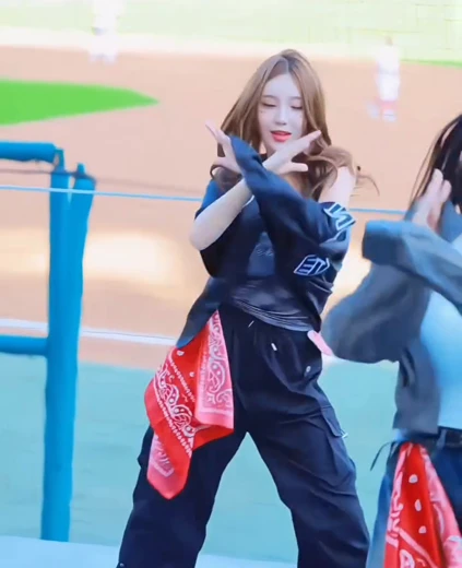 치어리더 김현영 겨드랑이 튜브탑 묵직 가슴 무빙