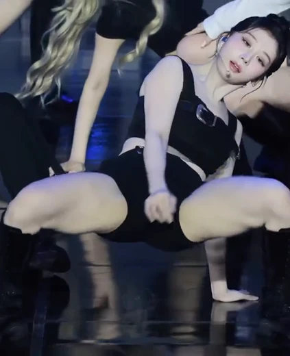 트리플에스 카에데 엉벅지 검정핫팬츠 쩍벌자세 떨리는 내전근