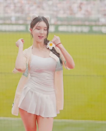 치어리더 김현영 꿀벅지 흰나시 묵직한 가슴