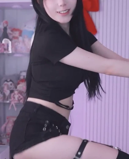히요코 엉벅지 방송 인생 최고 노출 수위...가터링 핫팬츠