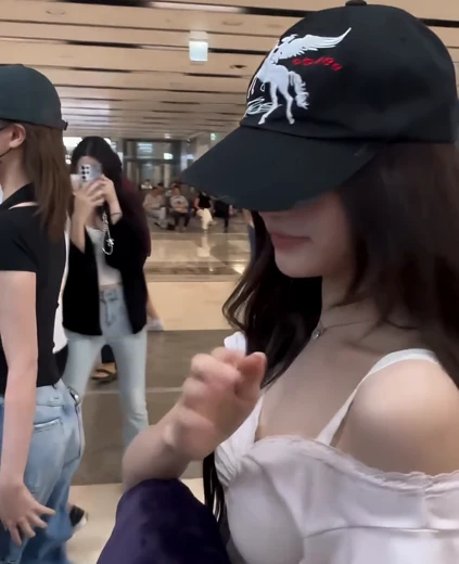 이서 가슴 입국하는 주름진 화이트 블라우스 봉긋한 라인