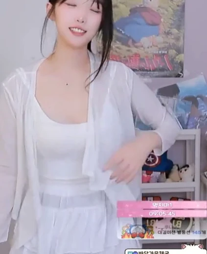 선정은 허벅지 살랑거리는 화이트 프릴의상 가슴골