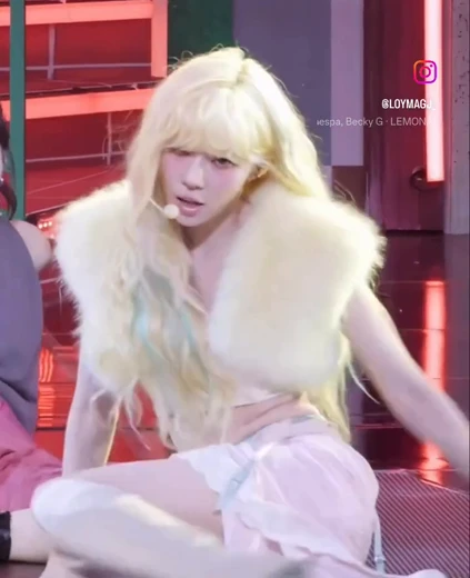 윈터 야벅지 레몬색 퍼의상 핑크색 레이스 치마