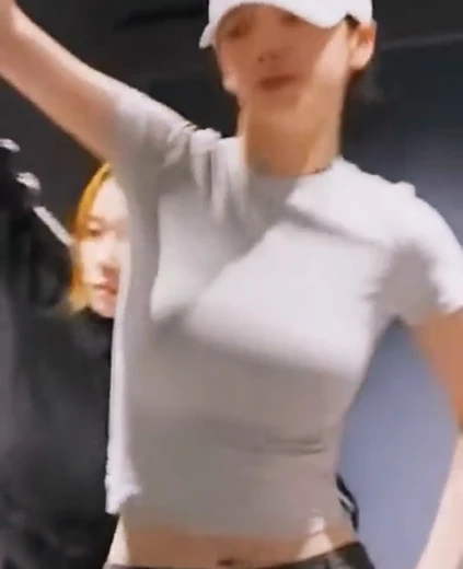카리나 배꼽 안무연습하는 타이트한 크롭티 묵직한 가슴라인