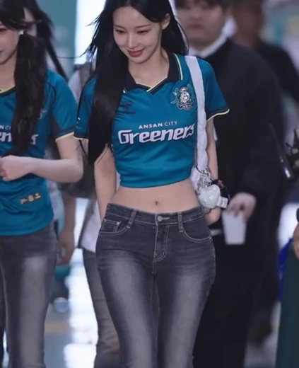 리센느 원이 배꼽 안산 축구 유니폼 입은 청바지 개미허리 항아리골반
