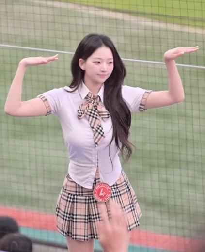 치어리더 이연진 허벅지 터질듯한 흰셔츠 스쿨룩